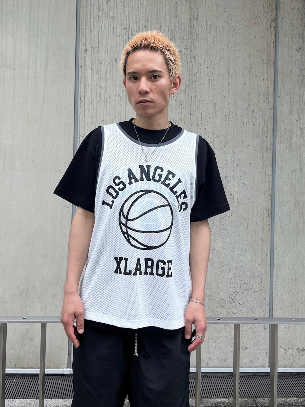 ホワイト系のTシャツ/カットソー、ホワイト系のTシャツ/カットソー、ブラウン系のその他パンツを着用したメンズの夏コーディネートの5枚目の写真