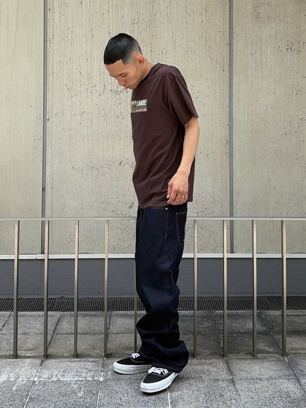 ブラウン系のTシャツ/カットソー、ブラック系のデニムパンツを着用したメンズの夏コーディネートの2枚目の写真