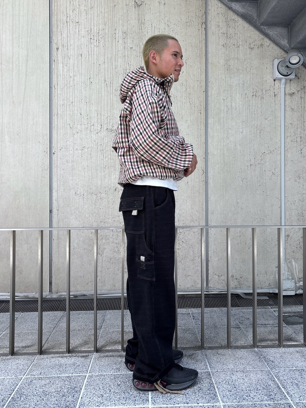 ピンク系のその他アウター、ブラック系のスウェットパンツを着用したメンズの春コーディネートの3枚目の写真