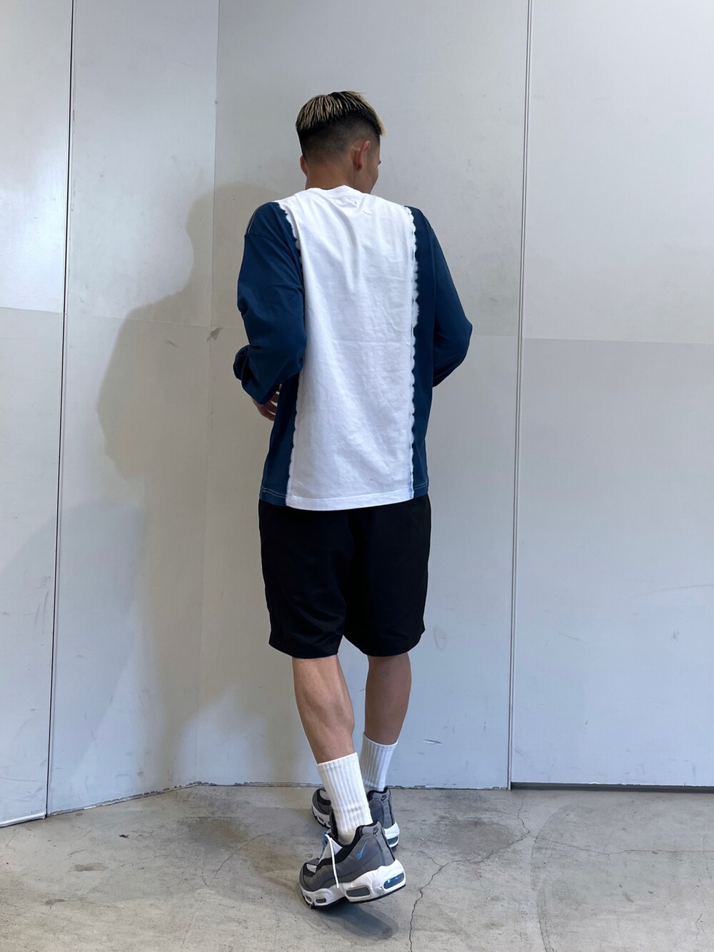 ブラウン系のその他パンツ、ブルー系のTシャツ/カットソーを着用したメンズの夏コーディネートの4枚目の写真