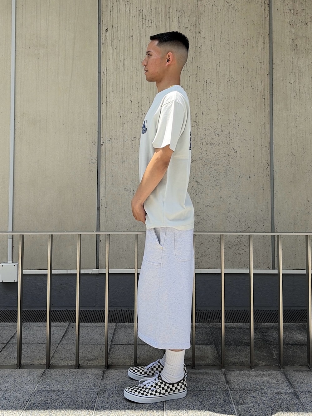 グレー系のTシャツ/カットソー、グレー系のスウェットパンツを着用したメンズの夏コーディネートの2枚目の写真