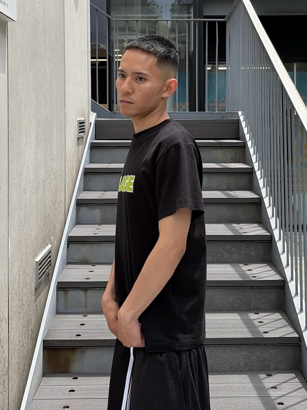ブラック系のTシャツ/カットソー、ブラック系のその他パンツを着用したメンズの夏コーディネートの6枚目の写真