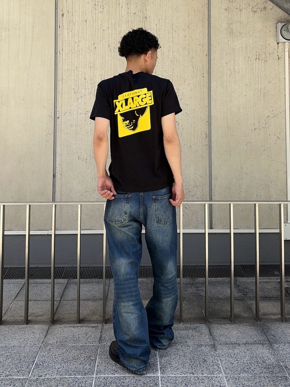 ピンク系のTシャツ/カットソー、ブルー系のデニムパンツを着用したメンズの夏コーディネートの4枚目の写真