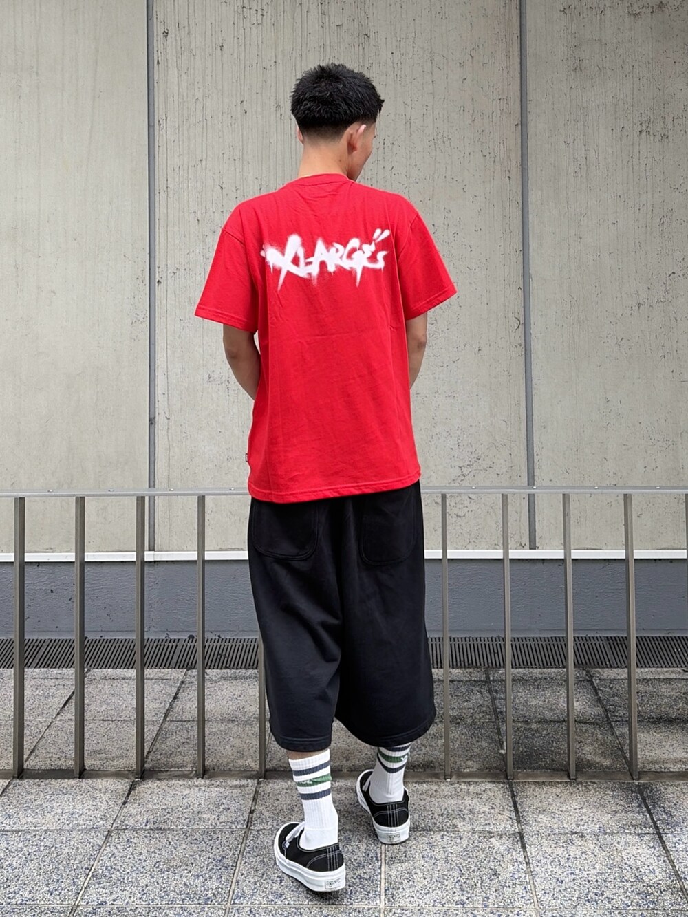 レッド系のTシャツ/カットソー、グレー系のスウェットパンツを着用したメンズの夏コーディネートの5枚目の写真