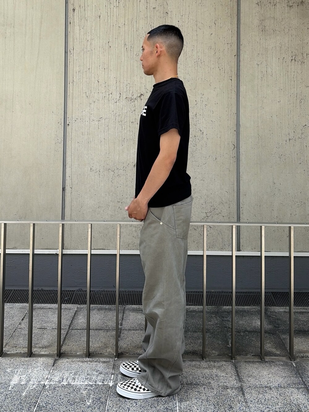 ピンク系のTシャツ/カットソー、グレー系のその他パンツを着用したメンズの夏コーディネートの2枚目の写真