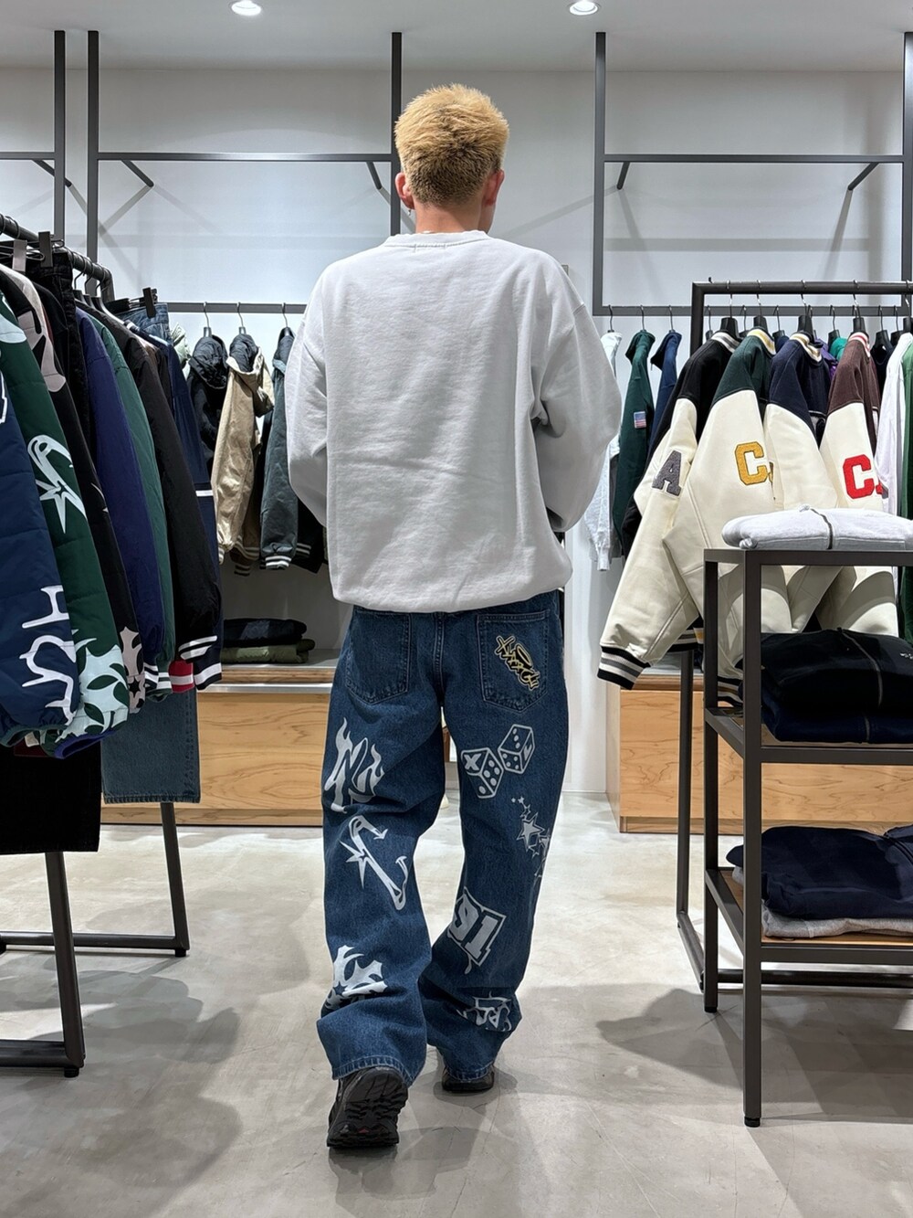 グレー系のスウェット、ブルー系のデニムパンツ、ブルー系のニットキャップ/ビーニーを着用したメンズの冬コーディネートの5枚目の写真