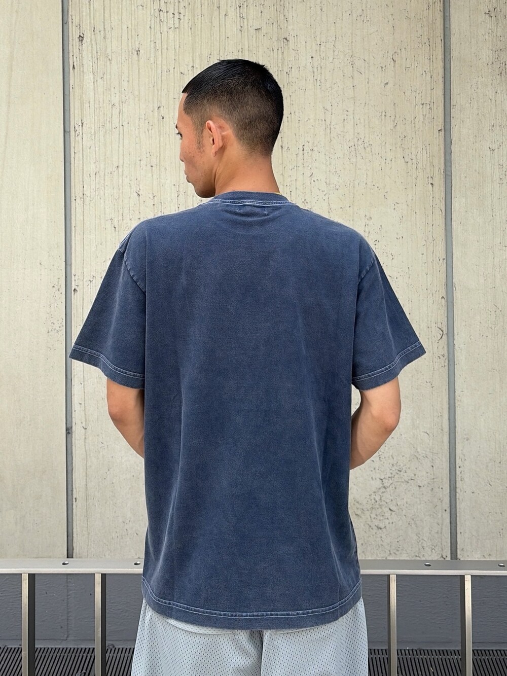 ブルー系のTシャツ/カットソー、ブラック系のその他パンツを着用したメンズの夏コーディネートの6枚目の写真