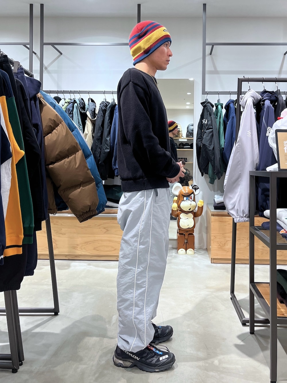 ブラック系のニット/セーター、グレー系のその他パンツ、ブラック系のニットキャップ/ビーニーを着用したメンズの冬コーディネートの4枚目の写真