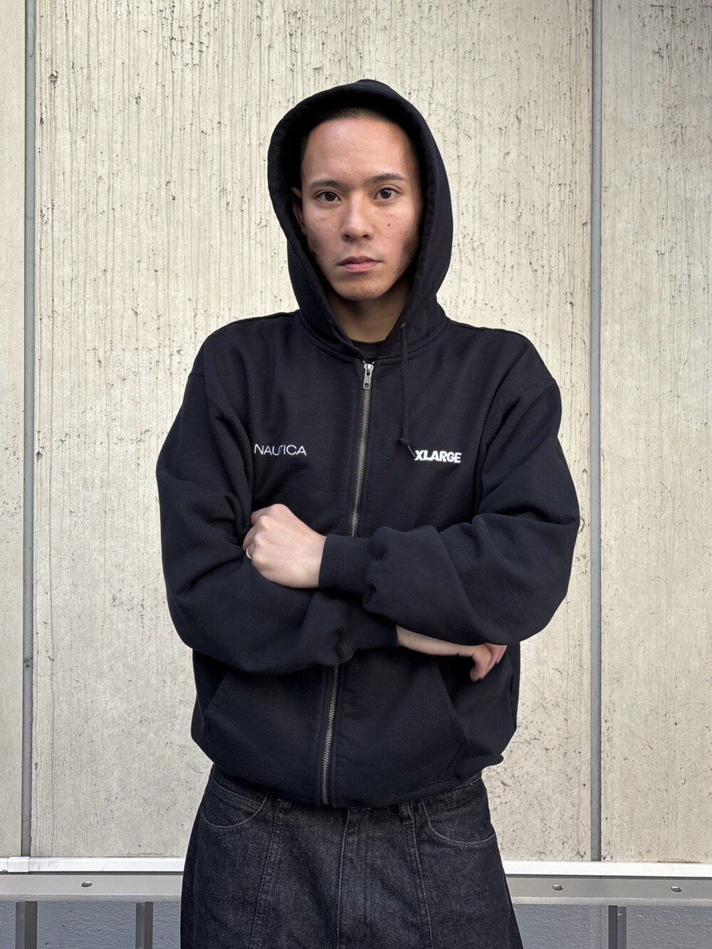 ブラウン系のその他アウター、ブラック系のデニムパンツを着用したメンズの冬コーディネートの7枚目の写真