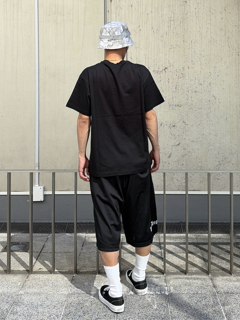 ピンク系のTシャツ/カットソー、ブラック系のその他パンツを着用したメンズの夏コーディネートの4枚目の写真