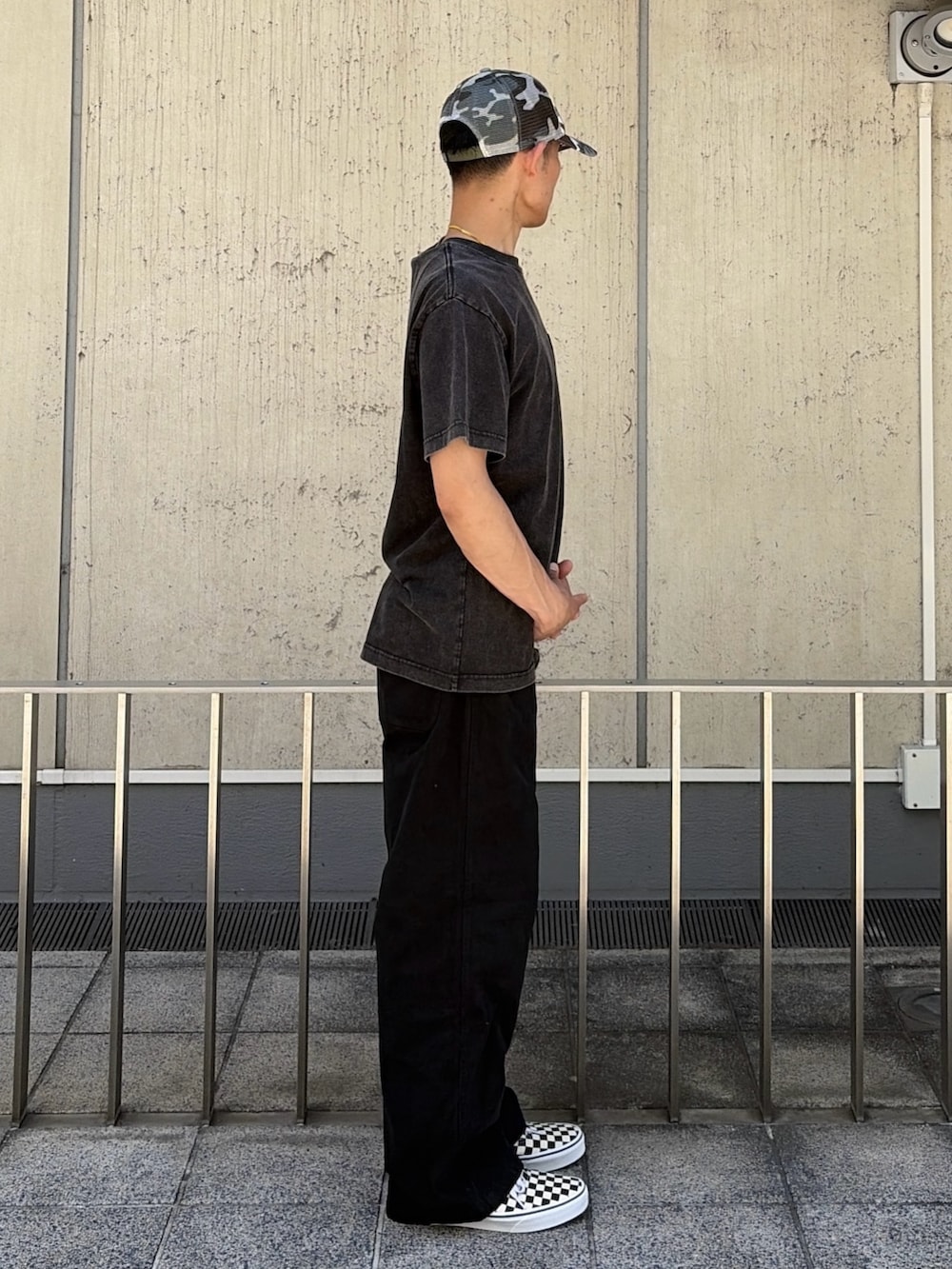 ブラック系のTシャツ/カットソー、ブラック系のその他パンツ、その他のキャップを着用したメンズの夏コーディネートの3枚目の写真