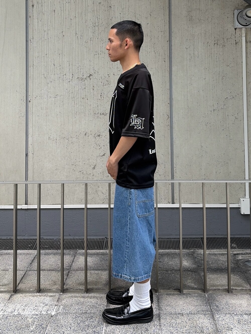 ブラック系のTシャツ/カットソー、その他のその他パンツを着用したメンズの夏コーディネートの3枚目の写真