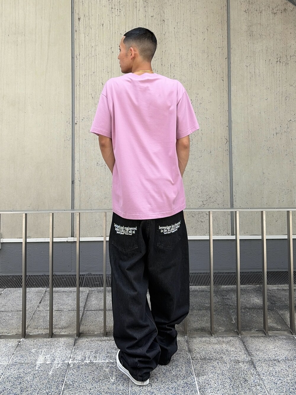 ピンク系のTシャツ/カットソー、ブルー系のデニムパンツを着用したメンズの夏コーディネートの4枚目の写真
