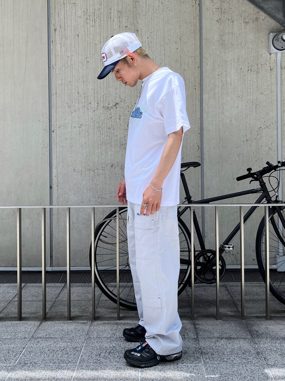 ホワイト系のTシャツ/カットソー、ブラック系のその他パンツを着用したメンズの春コーディネートの2枚目の写真