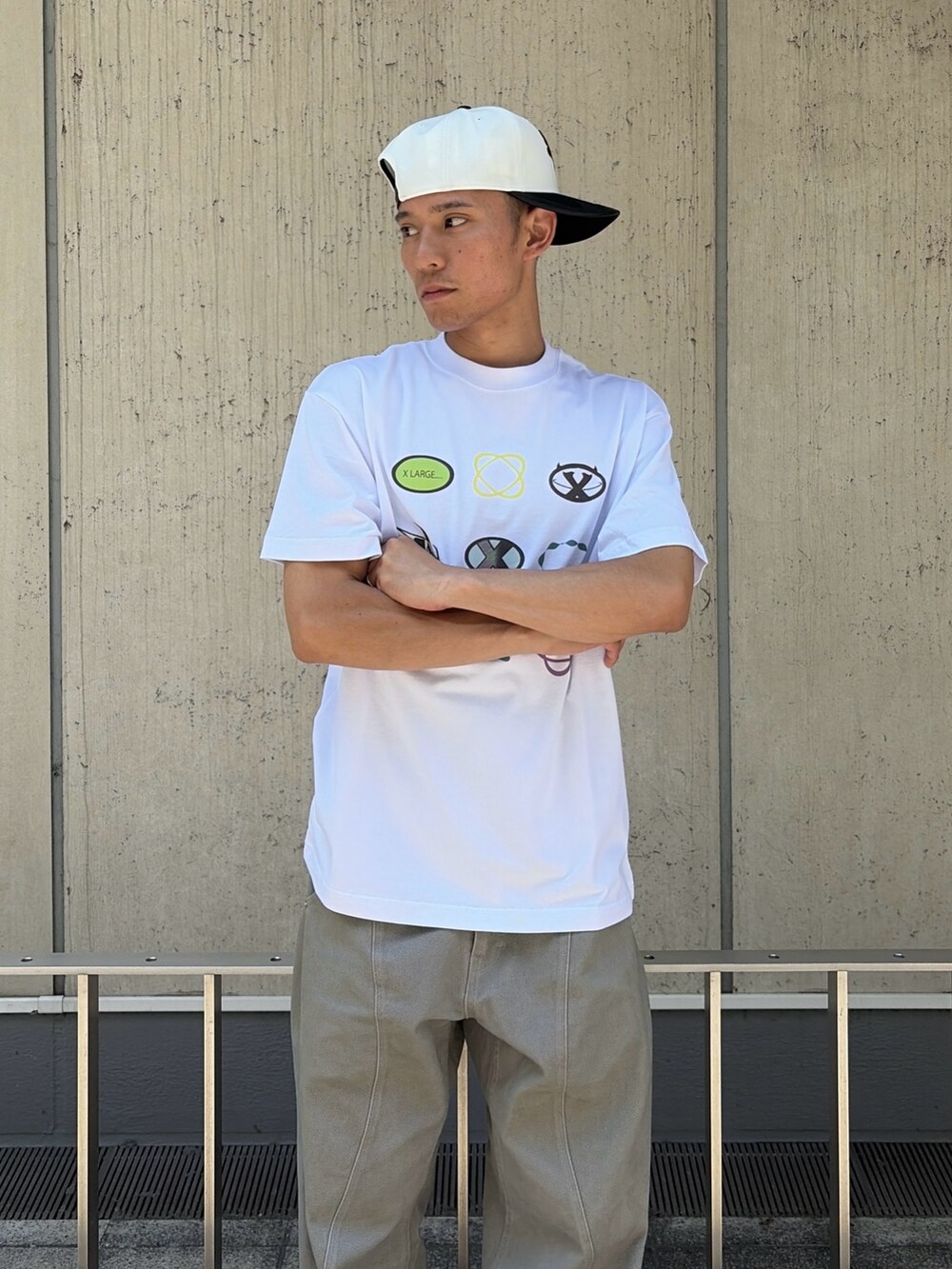 ホワイト系のTシャツ/カットソー、グレー系のその他パンツ、ホワイト系のキャップを着用したメンズの夏コーディネートの6枚目の写真