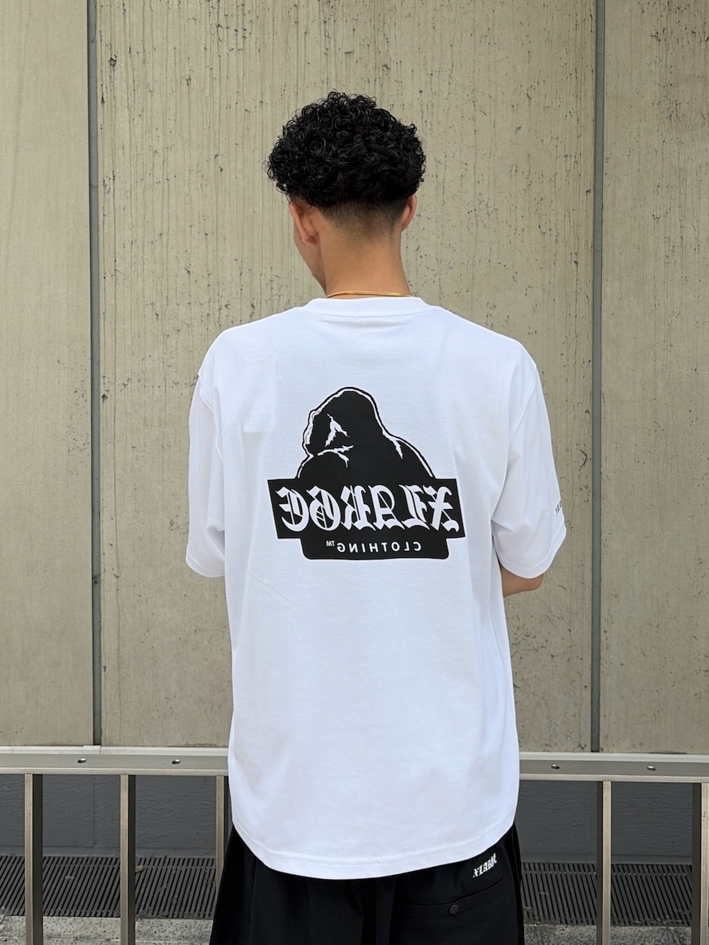 ブラック系のTシャツ/カットソー、ブラック系のその他パンツを着用したメンズの夏コーディネートの9枚目の写真