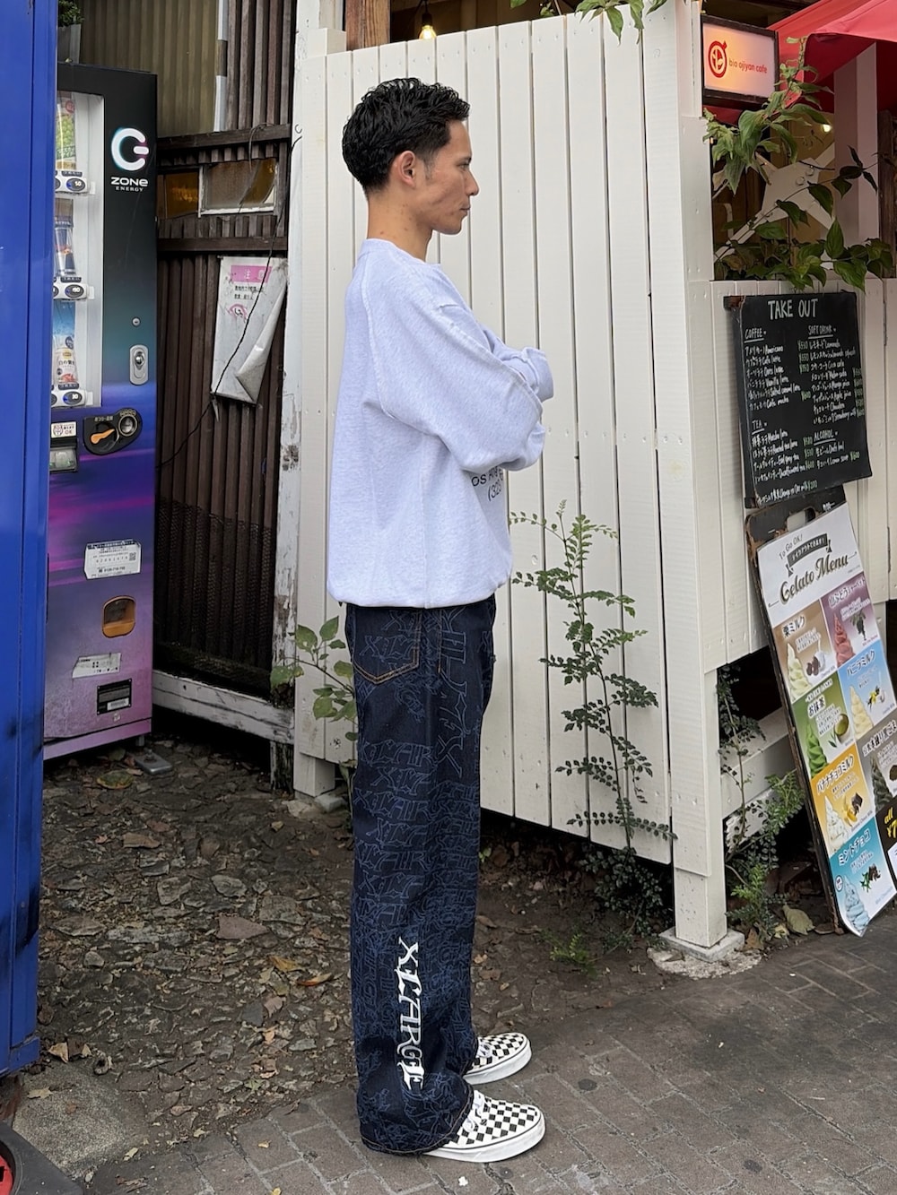 グレー系のスウェット、ブルー系のデニムパンツを着用したメンズの秋コーディネートの3枚目の写真