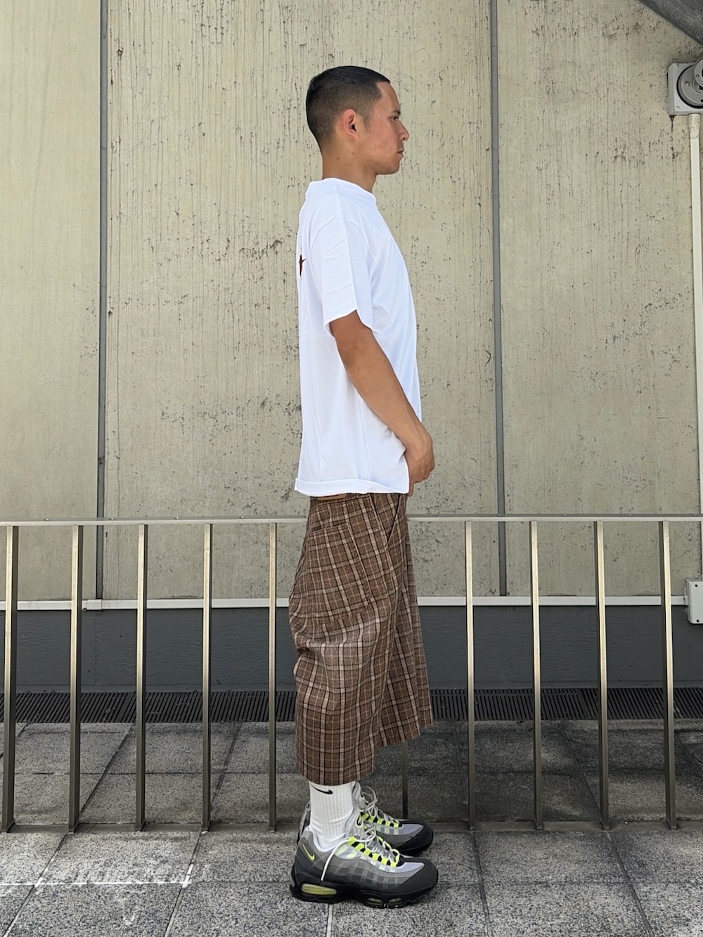 ホワイト系のTシャツ/カットソー、その他のその他パンツを着用したメンズの夏コーディネートの7枚目の写真