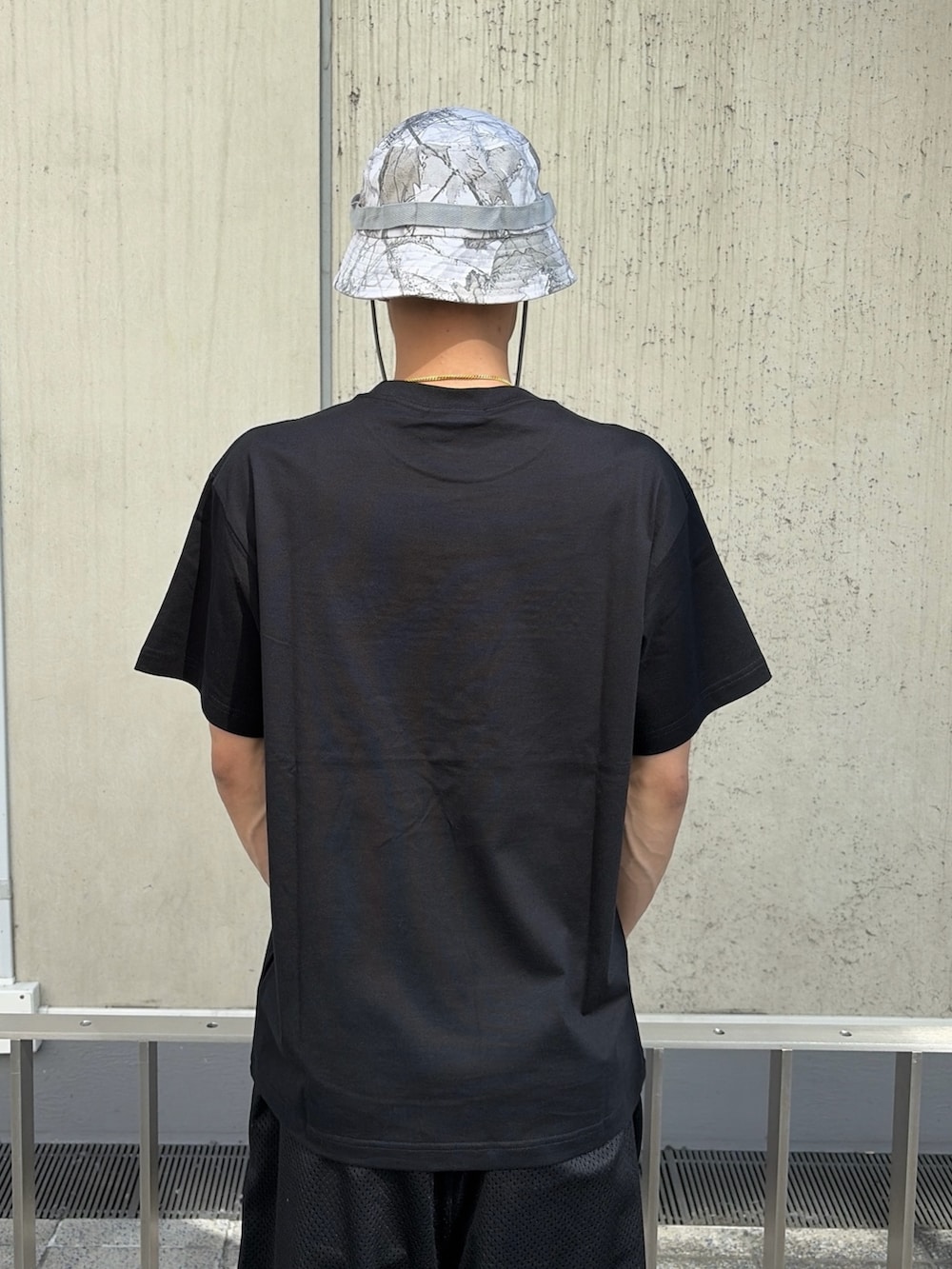 ピンク系のTシャツ/カットソー、ブラック系のその他パンツを着用したメンズの夏コーディネートの6枚目の写真