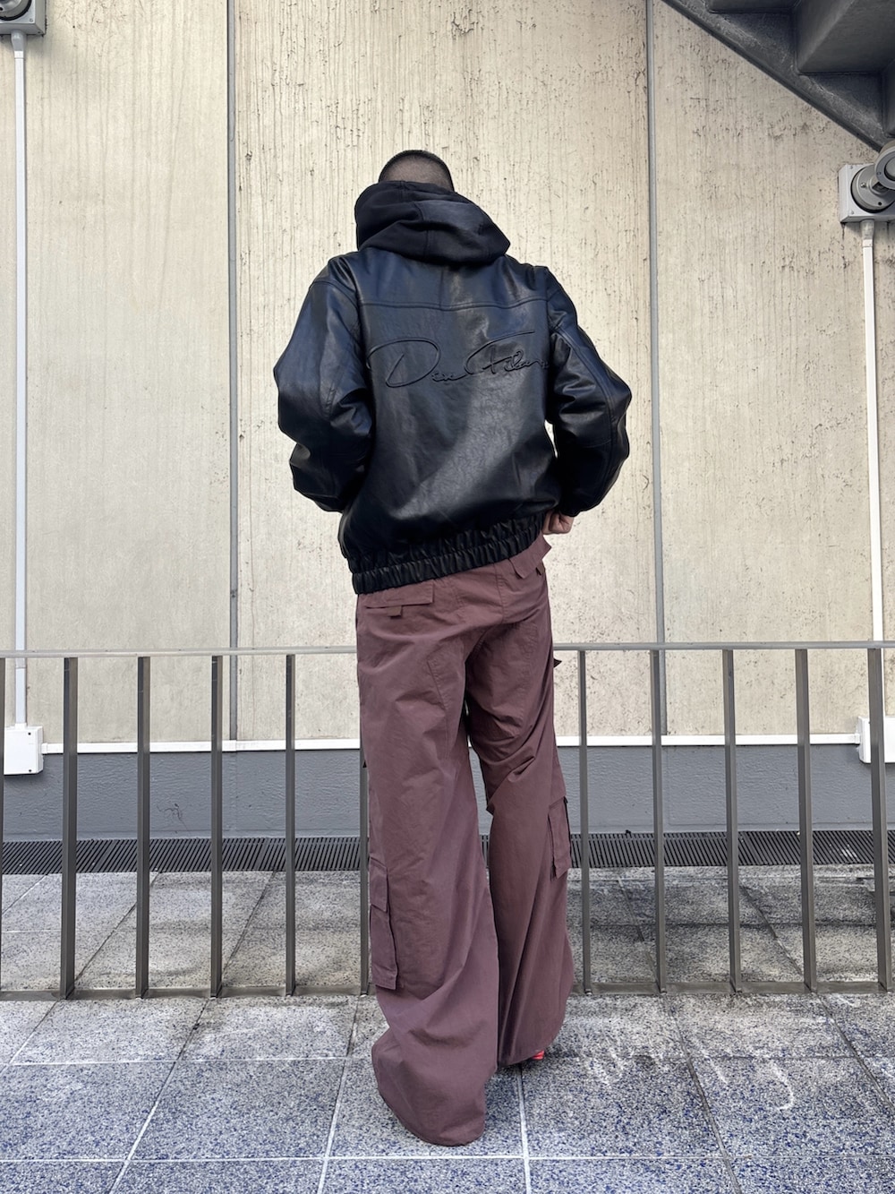 ブラック系のパーカー、ブラック系のその他アウター、ブラック系のカーゴパンツを着用したメンズの冬コーディネートの4枚目の写真