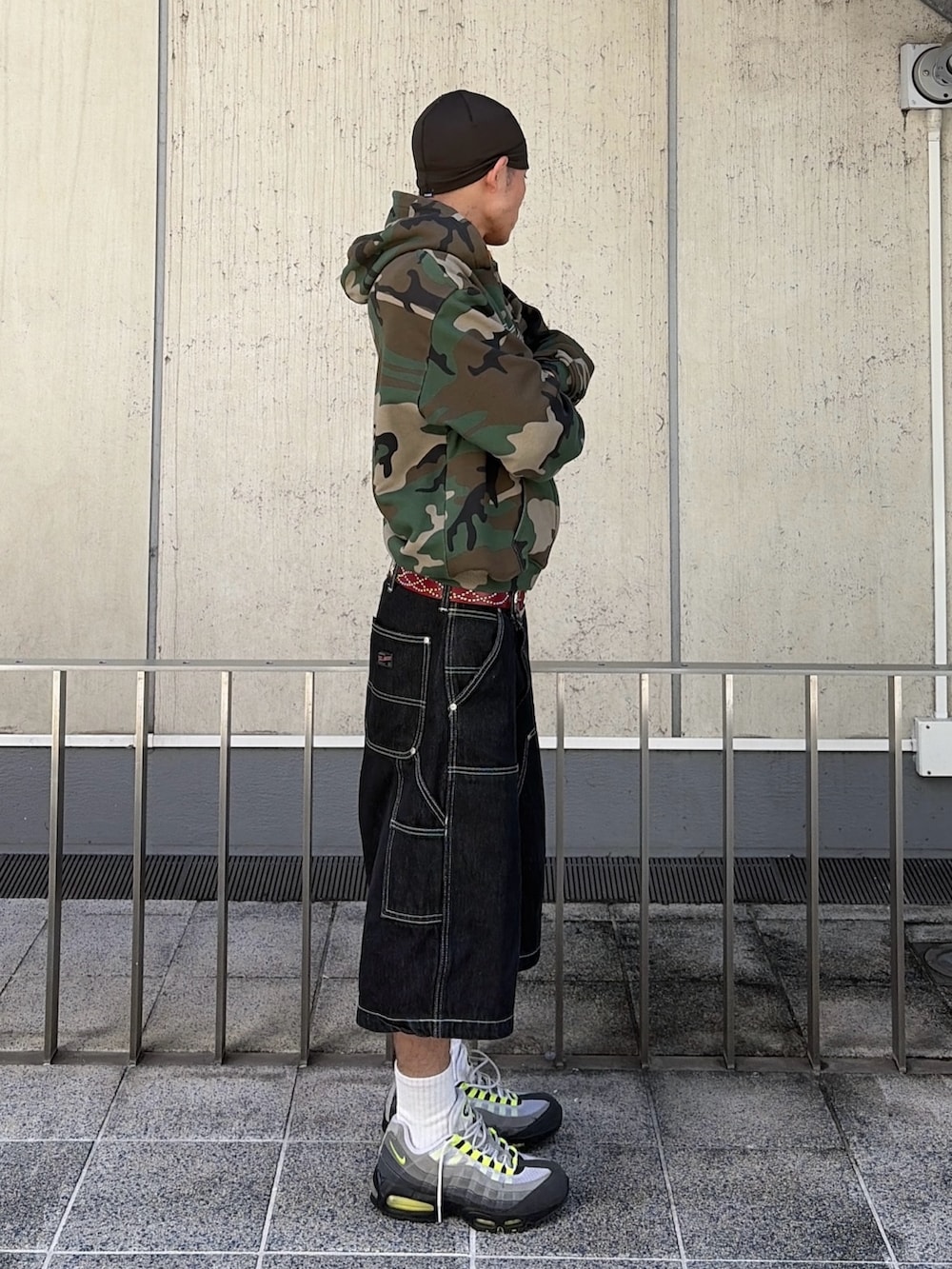 オレンジ系のパーカー、ブラック系のデニムパンツ、その他のニットキャップ/ビーニーを着用したメンズの秋コーディネートの4枚目の写真