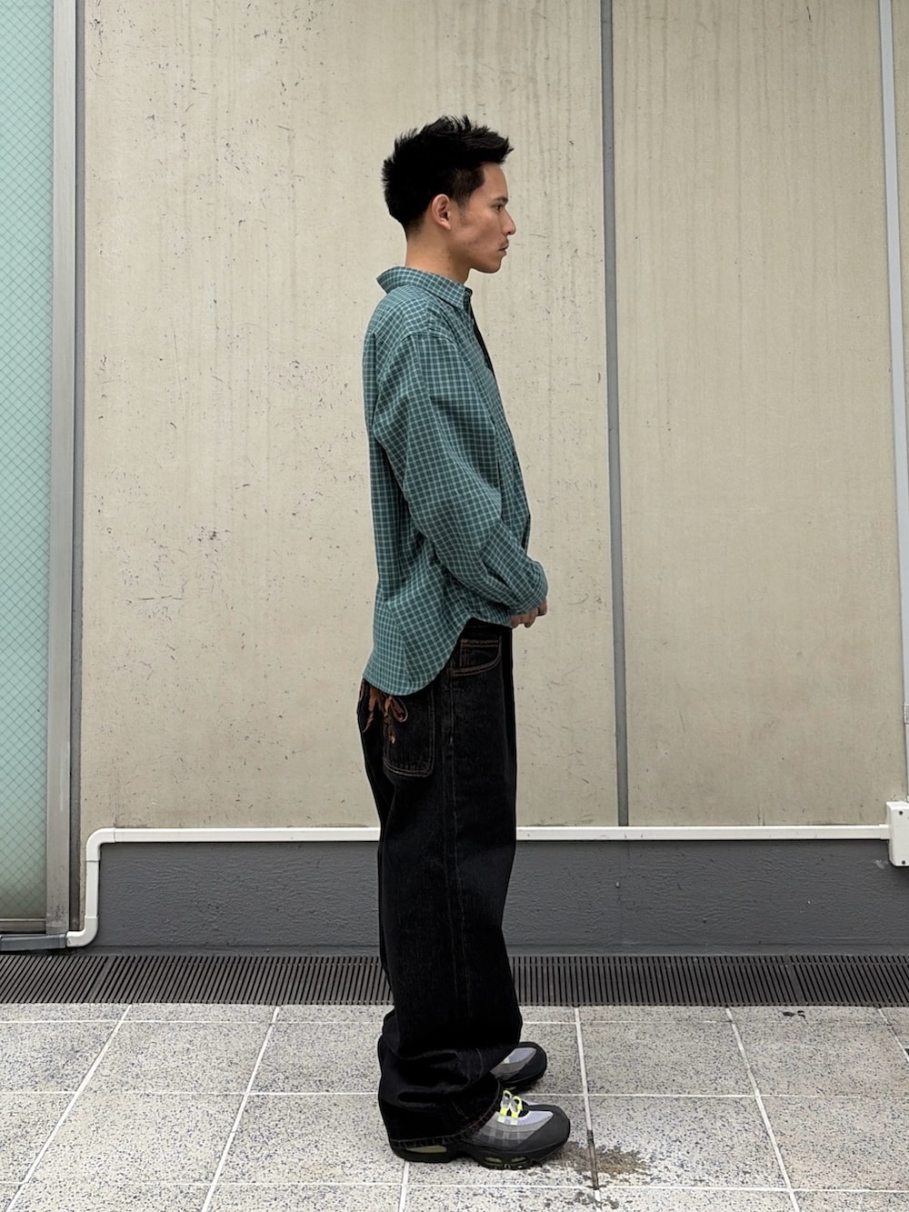 グリーン系のシャツ/ブラウス、ブラック系のデニムパンツを着用したメンズの春コーディネートの5枚目の写真
