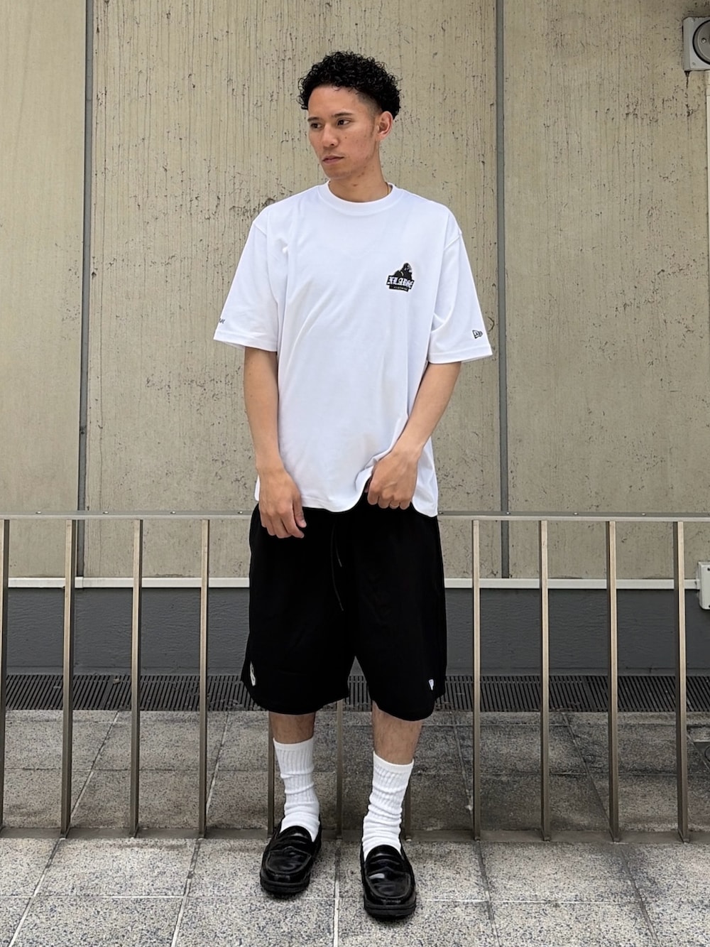ブラック系のTシャツ/カットソー、ブラック系のその他パンツを着用したメンズの夏コーディネートの2枚目の写真