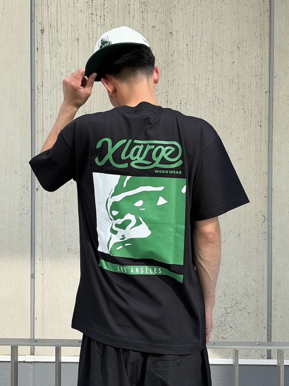 ブラック系のTシャツ/カットソー、ブラック系のその他パンツ、ホワイト系のキャップを着用したメンズの夏コーディネートの7枚目の写真