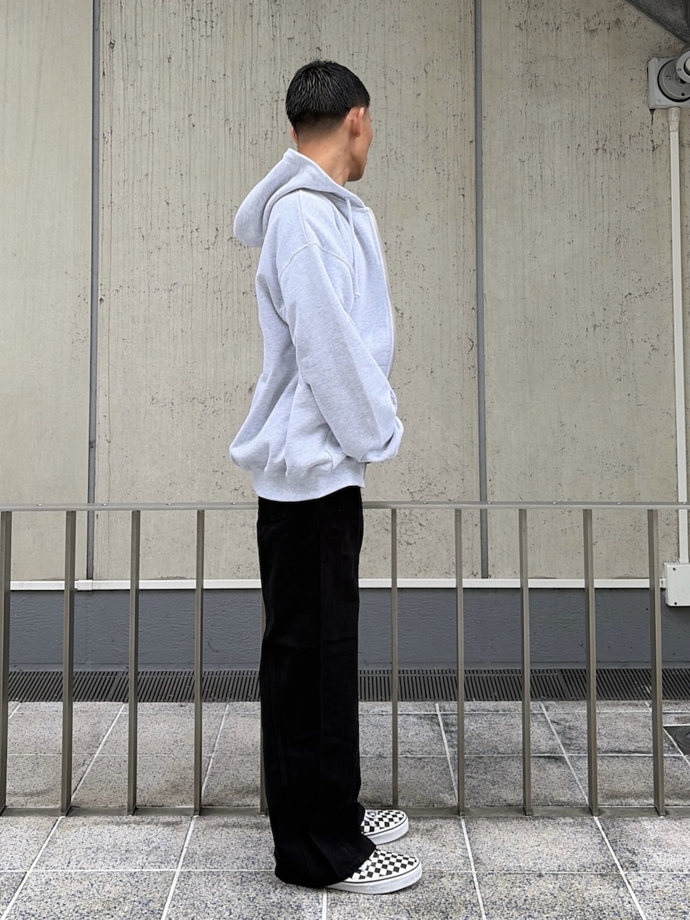 ブラック系のその他パンツ、グレー系のTシャツ/カットソーを着用したメンズの夏コーディネートの3枚目の写真