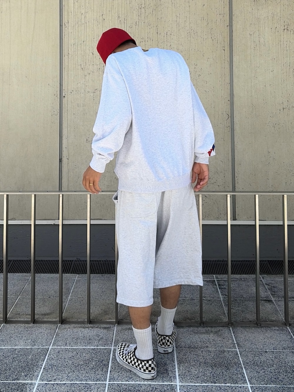 グレー系のスウェット、グレー系のスウェットパンツ、レッド系のニットキャップ/ビーニーを着用したメンズの夏コーディネートの3枚目の写真