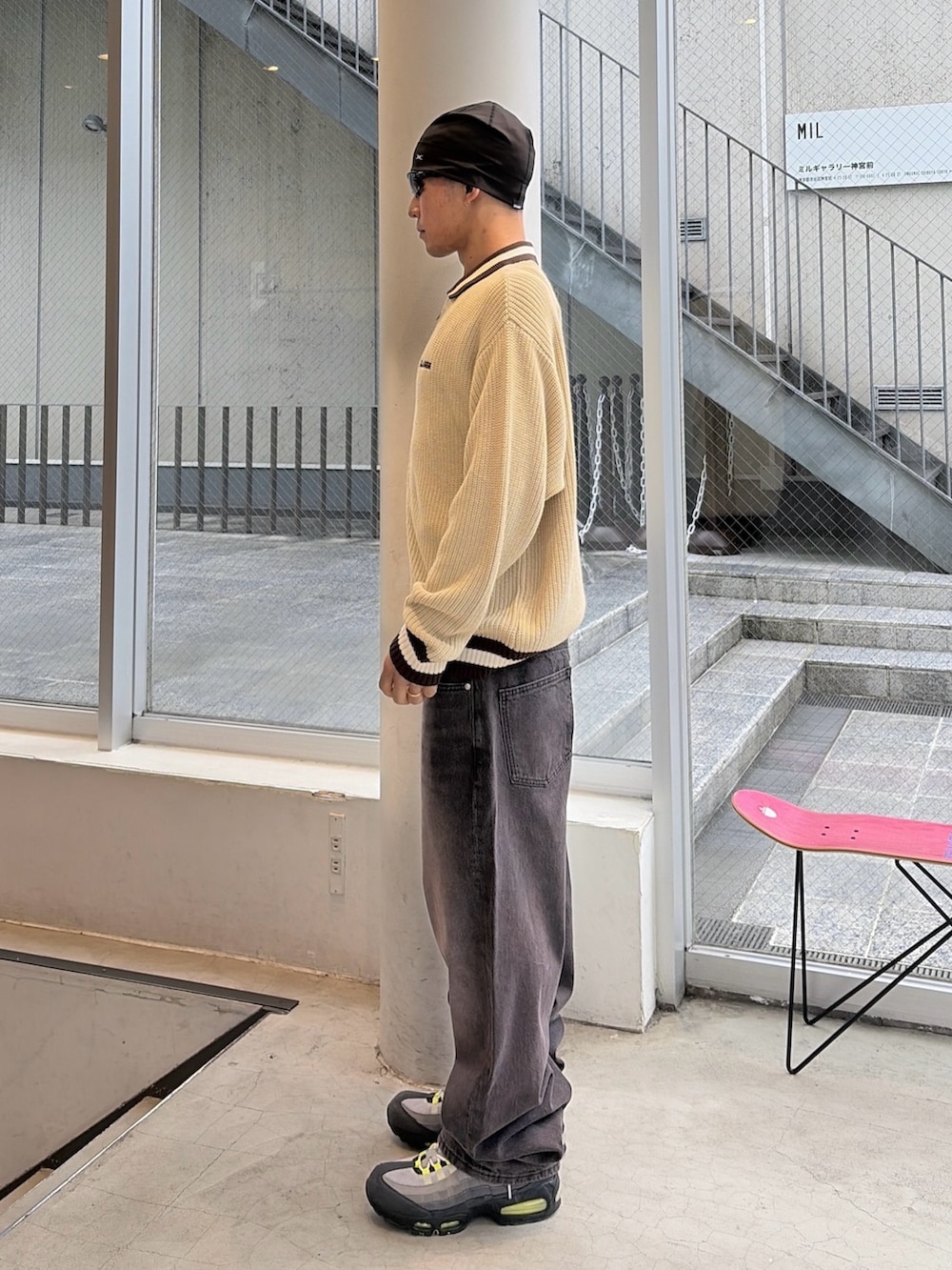 ベージュ系のニット/セーター、ブラウン系のデニムパンツ、その他のニットキャップ/ビーニーを着用したメンズの秋コーディネートの2枚目の写真