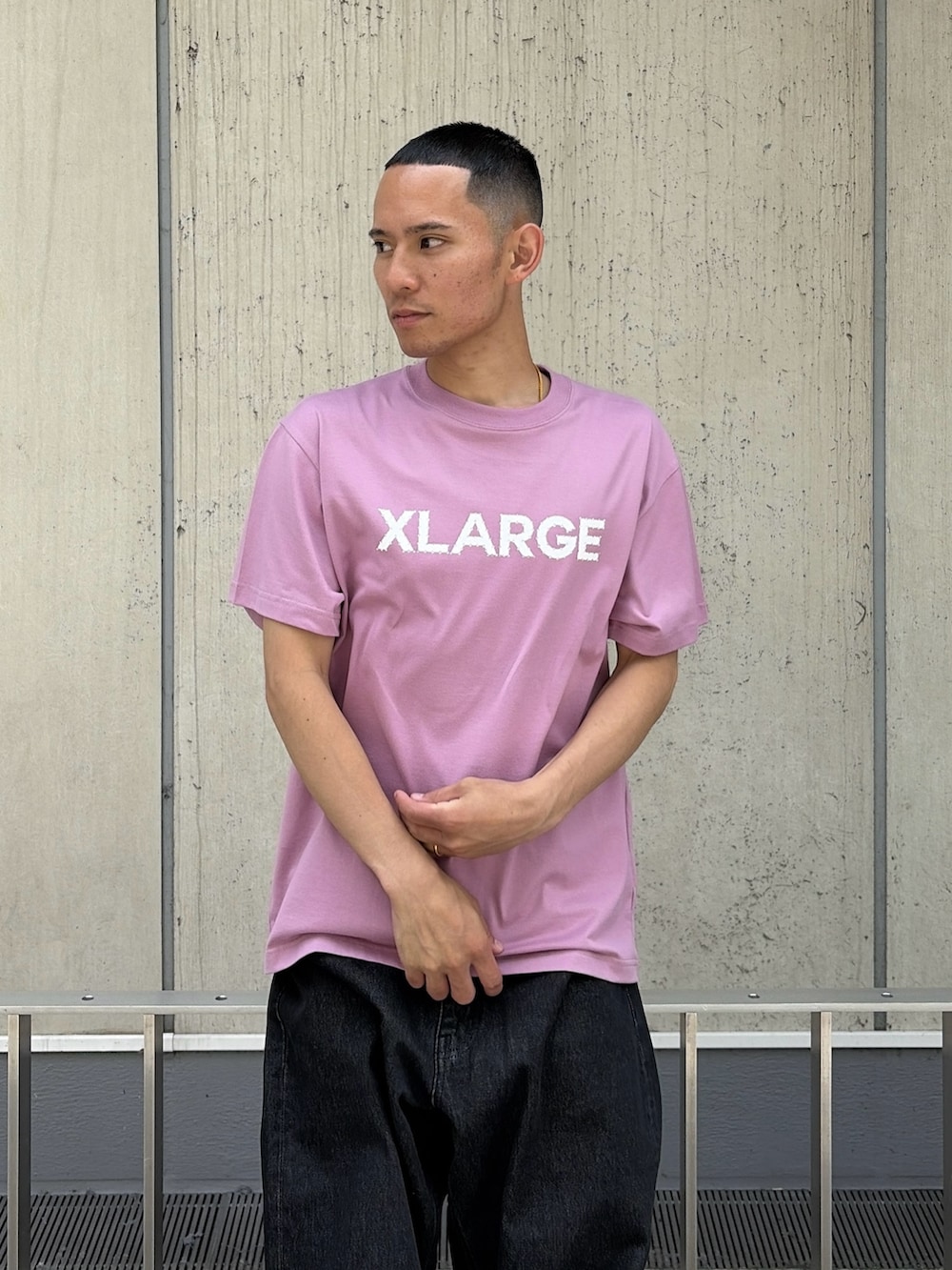 ピンク系のTシャツ/カットソー、ブルー系のデニムパンツを着用したメンズの夏コーディネートの6枚目の写真