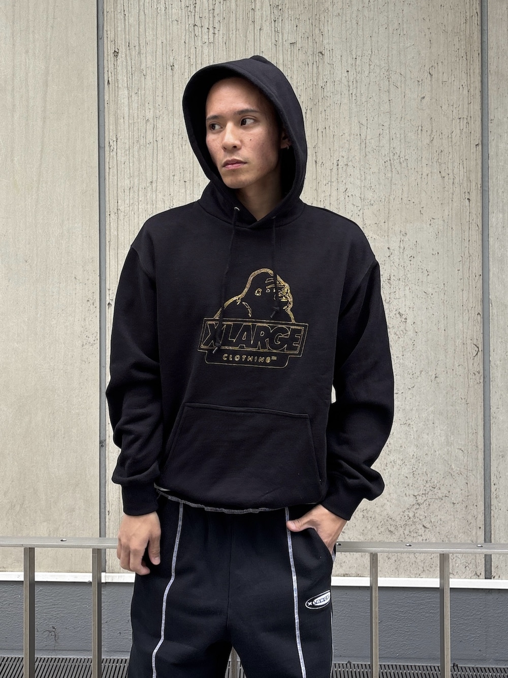 グレー系のスウェットパンツを着用したメンズの冬コーディネートの5枚目の写真