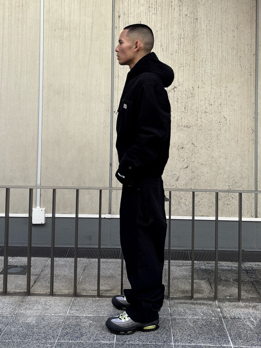 ブラック系のその他アウター、ブラック系のその他パンツ、ブラック系の手袋を着用したメンズの秋コーディネートの2枚目の写真