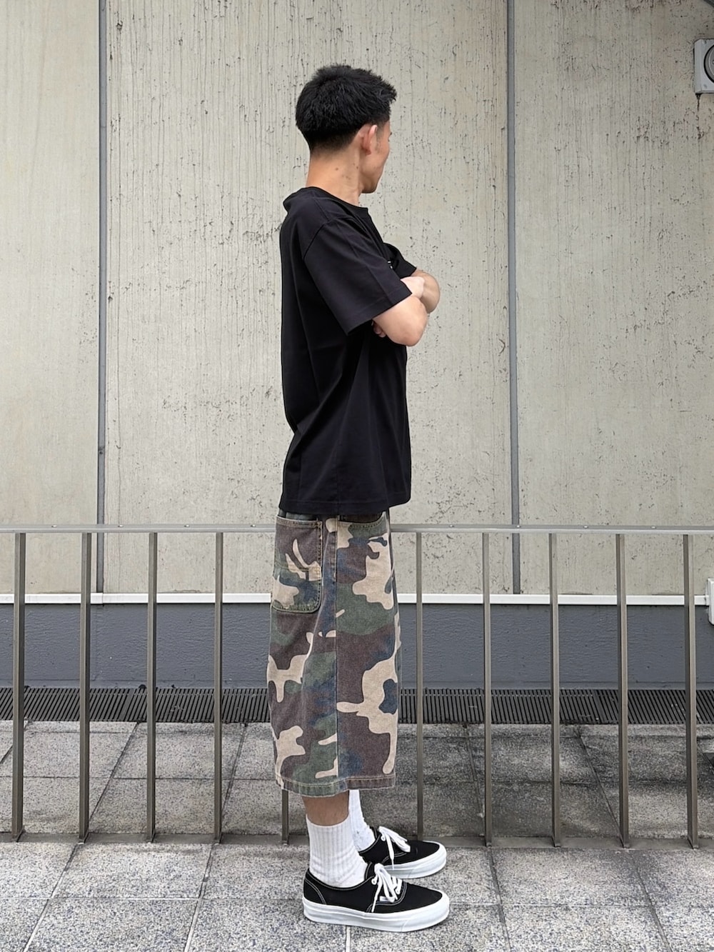 その他のその他パンツ、ブラック系のTシャツ/カットソーを着用したメンズの夏コーディネートの3枚目の写真