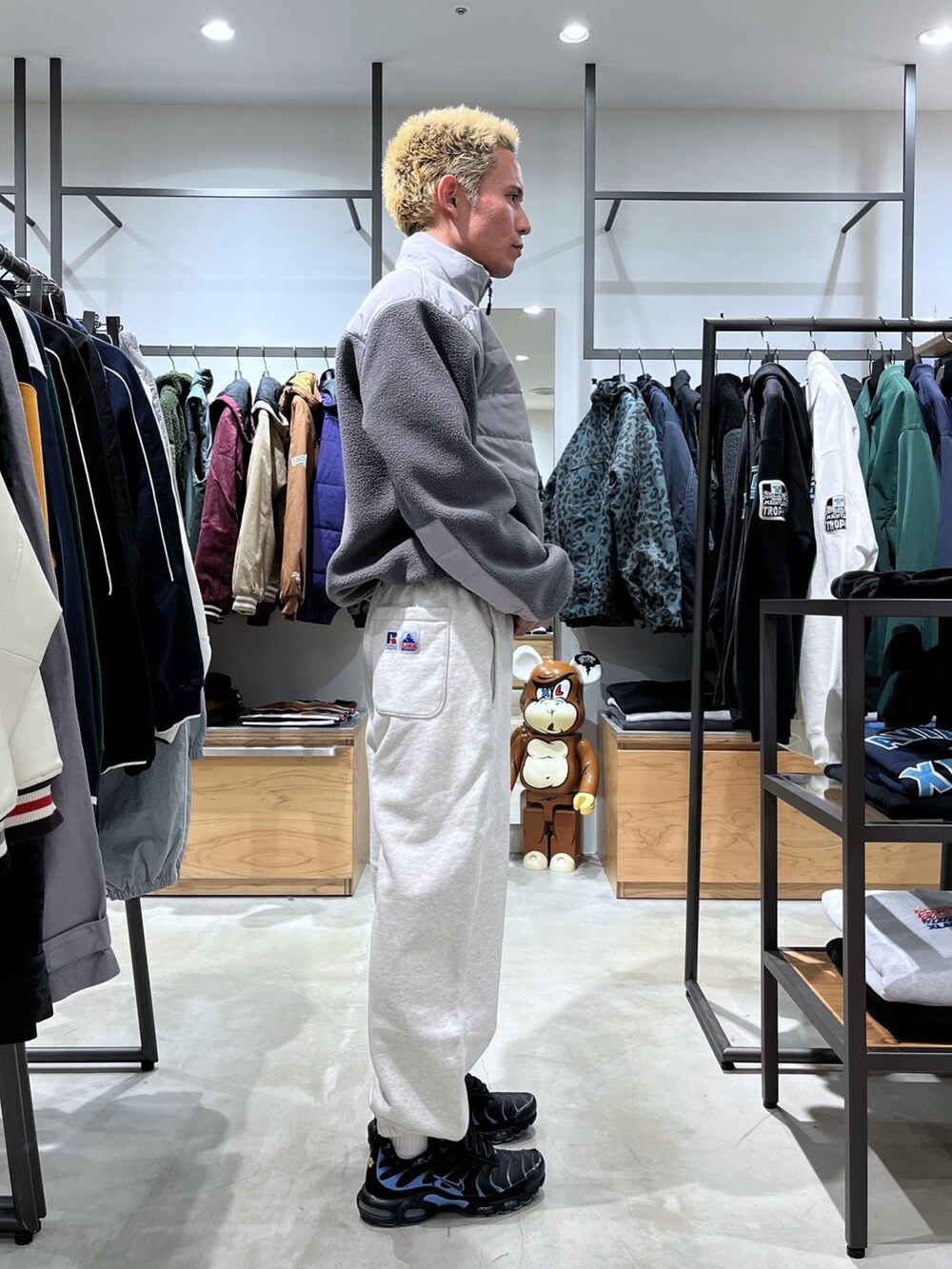 グレー系のブルゾン、グレー系のスウェットパンツを着用したメンズの秋コーディネートの3枚目の写真