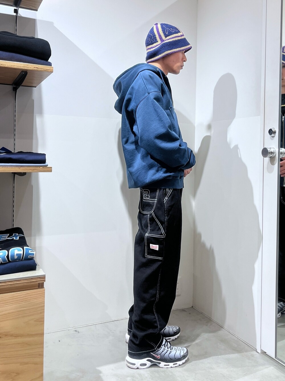 ブルー系のパーカー、ブラウン系のその他パンツを着用したメンズの冬コーディネートの4枚目の写真