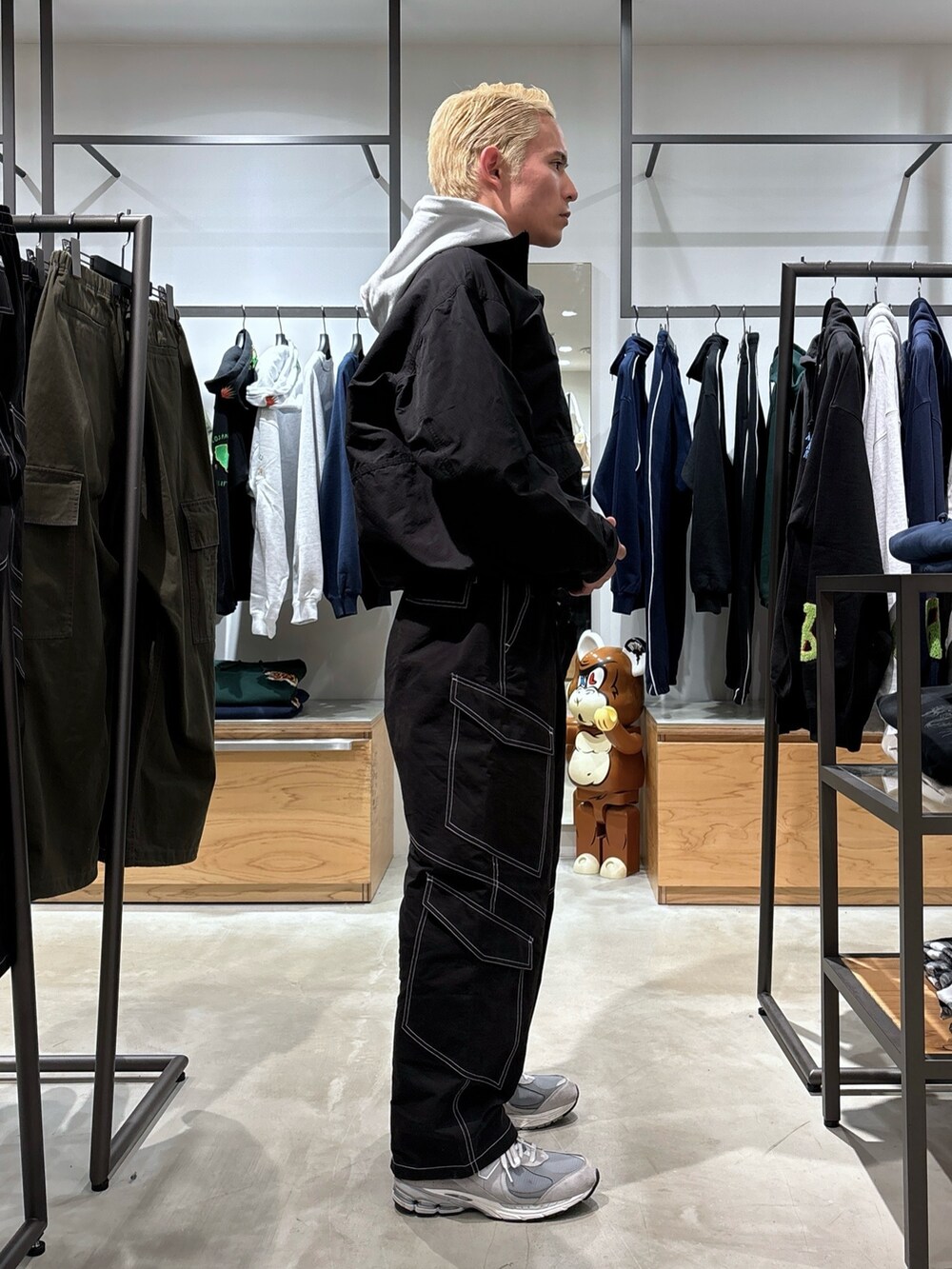 ブラック系のカーゴパンツ、ブラック系のブルゾン、グレー系のパーカーを着用したメンズの冬コーディネートの6枚目の写真