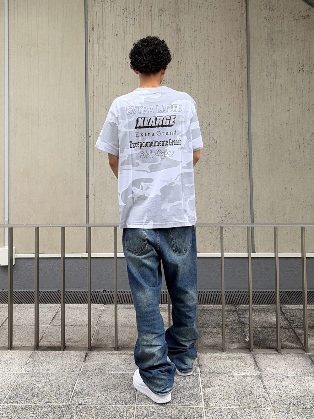 その他のTシャツ/カットソー、ブルー系のデニムパンツを着用したメンズの夏コーディネートの4枚目の写真
