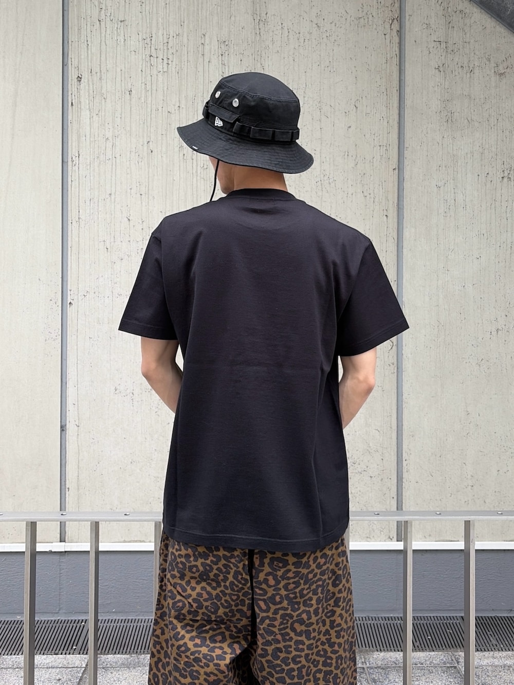 ブラック系のTシャツ/カットソー、ブラック系のその他パンツ、ブラック系のハットを着用したメンズの春コーディネートの7枚目の写真