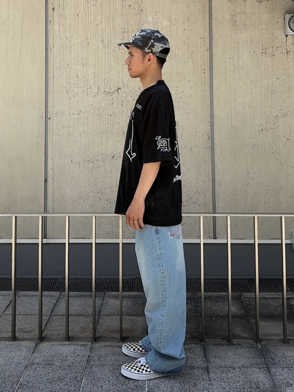 ブラック系のTシャツ/カットソー、ブルー系のデニムパンツ、その他のキャップを着用したメンズの夏コーディネートの2枚目の写真