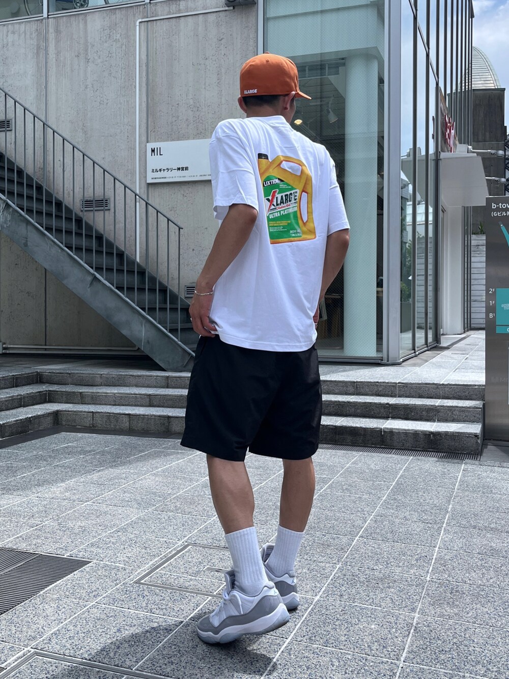 ホワイト系のTシャツ/カットソー、ブラウン系のその他パンツを着用したメンズの夏コーディネートの4枚目の写真