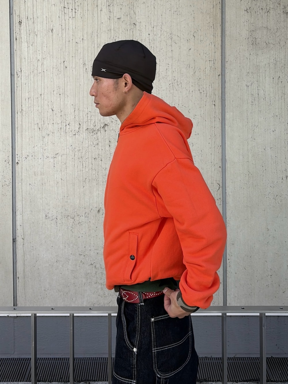 オレンジ系のパーカー、ブラック系のデニムパンツ、その他のニットキャップ/ビーニーを着用したメンズの秋コーディネートの9枚目の写真