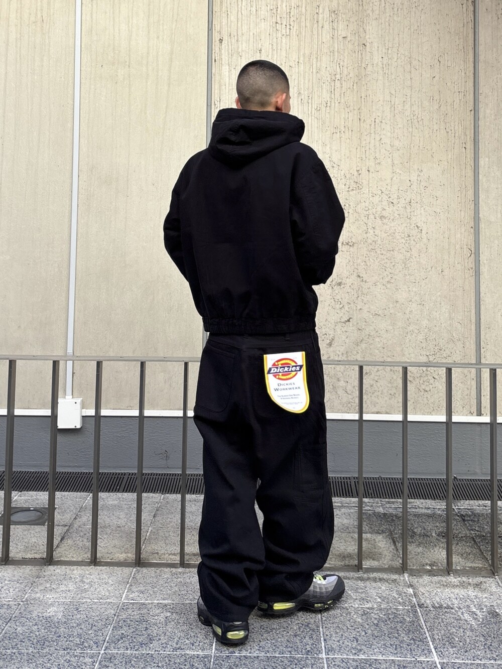 ブラック系のその他アウター、ブラック系のその他パンツ、ブラック系の手袋を着用したメンズの秋コーディネートの4枚目の写真