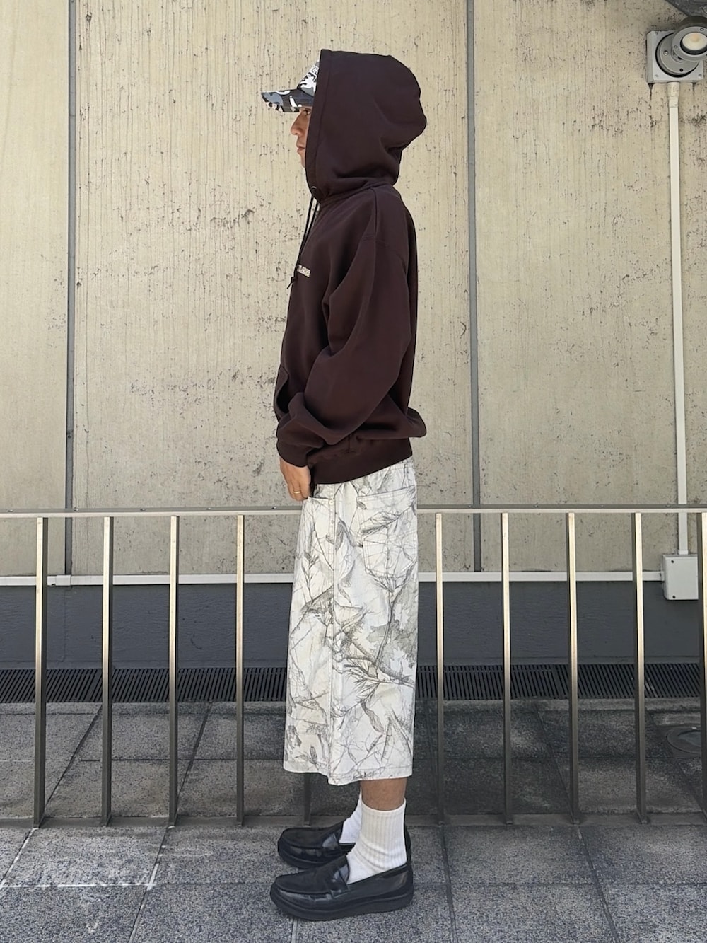 グレー系のパーカー、その他のその他パンツ、ブラック系のキャップを着用したメンズの夏コーディネートの2枚目の写真