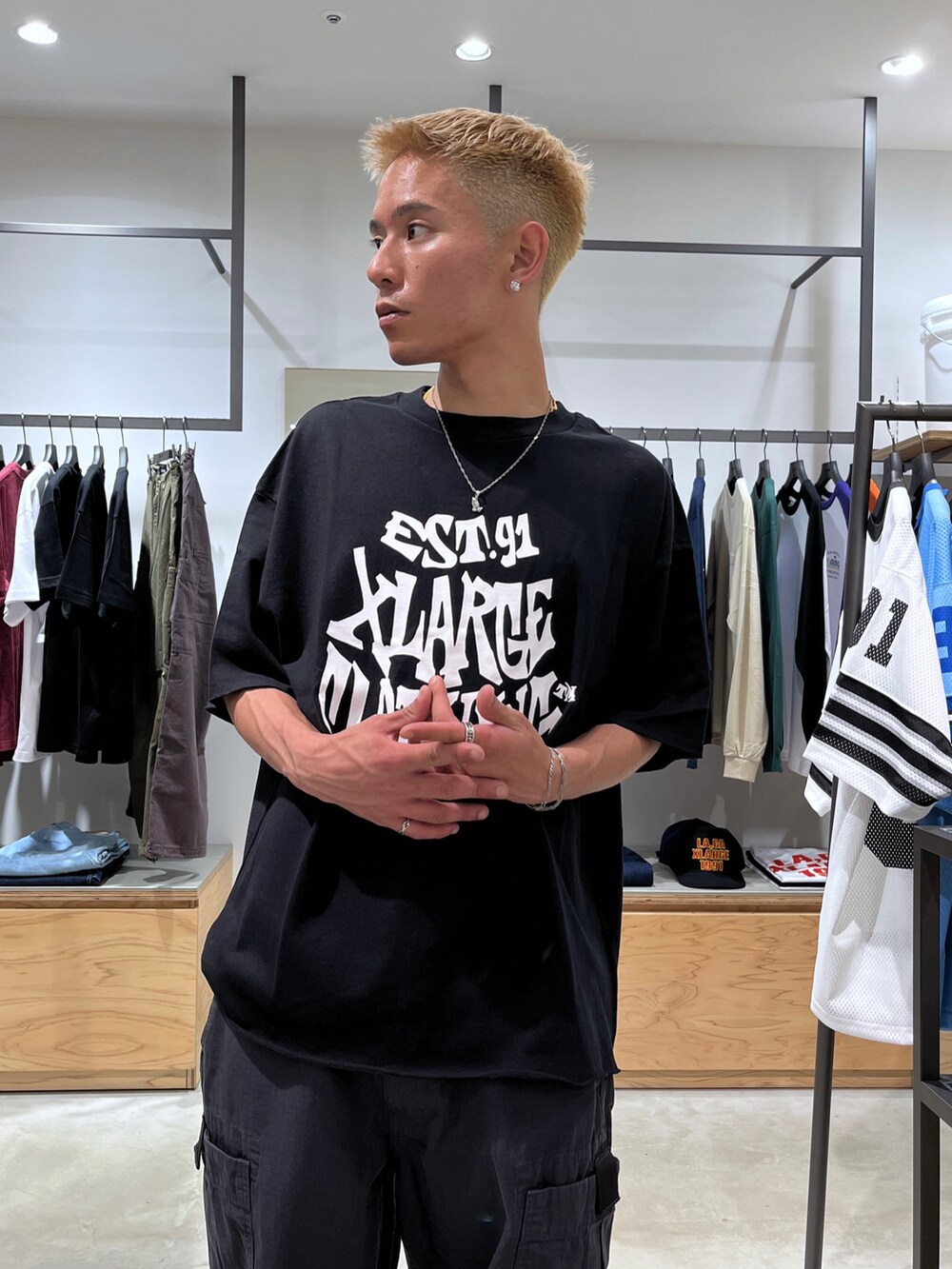 ブラック系のその他パンツ、ブラック系のTシャツ/カットソーを着用したメンズの夏コーディネートの5枚目の写真