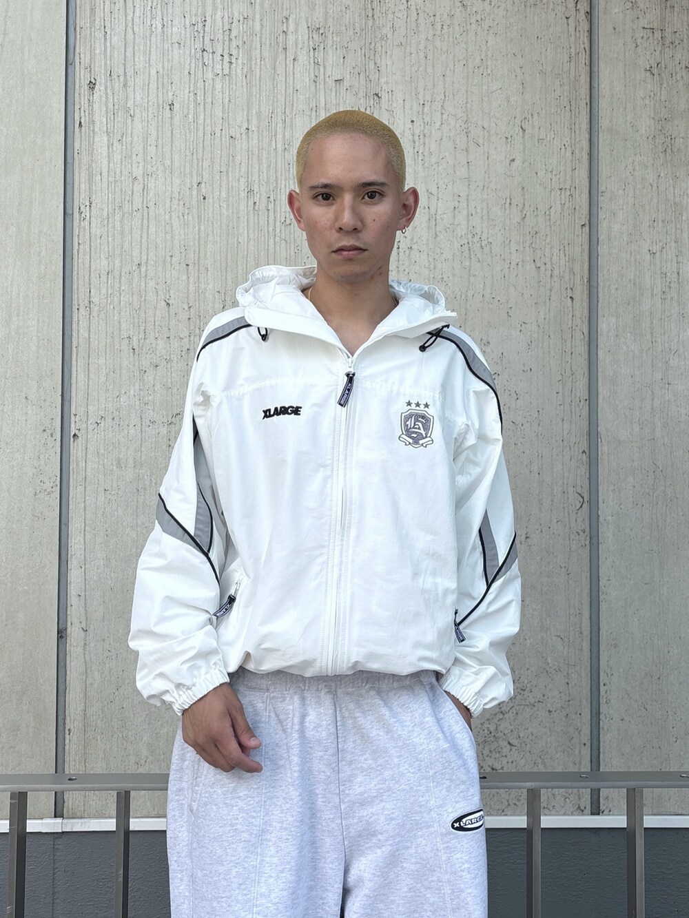 ブラック系のその他パンツ、ホワイト系のナイロンジャケットを着用したメンズの秋コーディネートの5枚目の写真