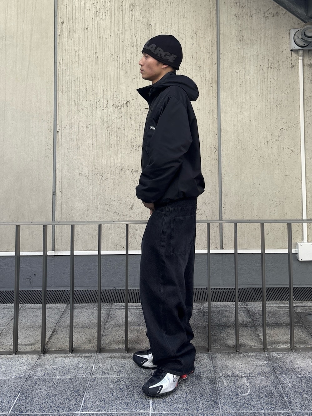 ブラック系のその他アウター、ブラック系のデニムパンツ、ブラック系のニット/セーターを着用したメンズの冬コーディネートの3枚目の写真