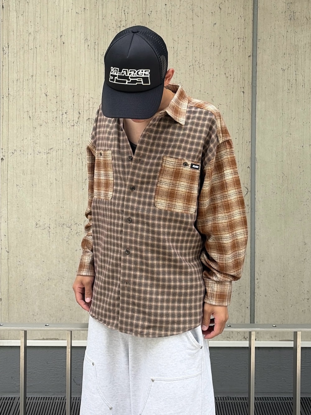 ブラウン系のシャツ/ブラウス、グレー系のスウェットパンツ、ブラック系のキャップを着用したメンズの夏コーディネートの6枚目の写真