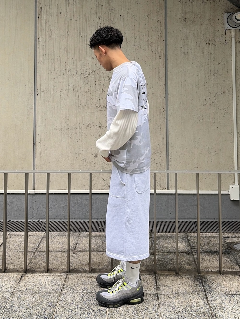 その他のTシャツ/カットソー、ホワイト系のTシャツ/カットソー、グレー系のスウェットパンツを着用したメンズの夏コーディネートの2枚目の写真